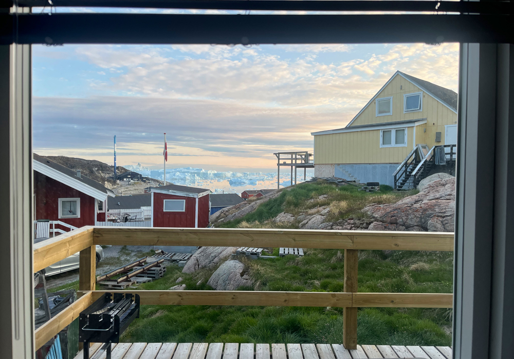 Eisberge treiben durch den Fjord bei Ilulissat.