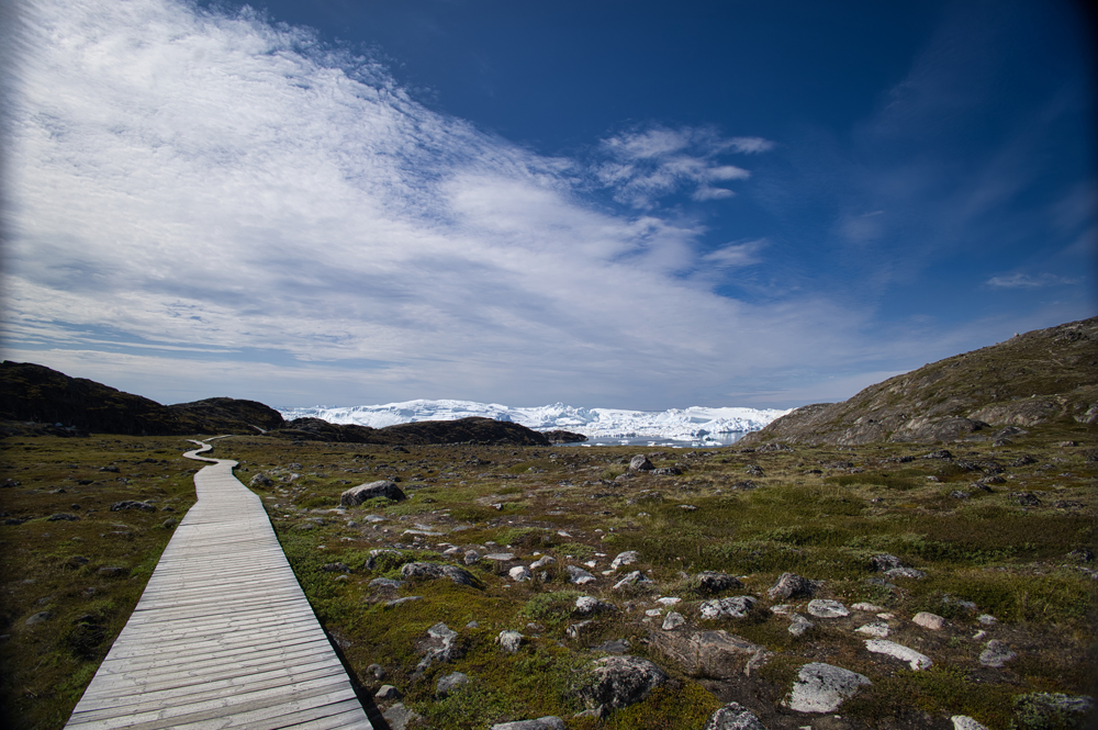 Der Holzsteg des Sermermiut Trails durch das historische Tal.