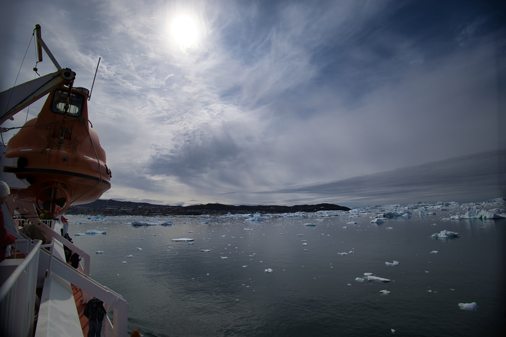 Weite Fjordlandschaft Grönlands vom Schiff aus gesehen.