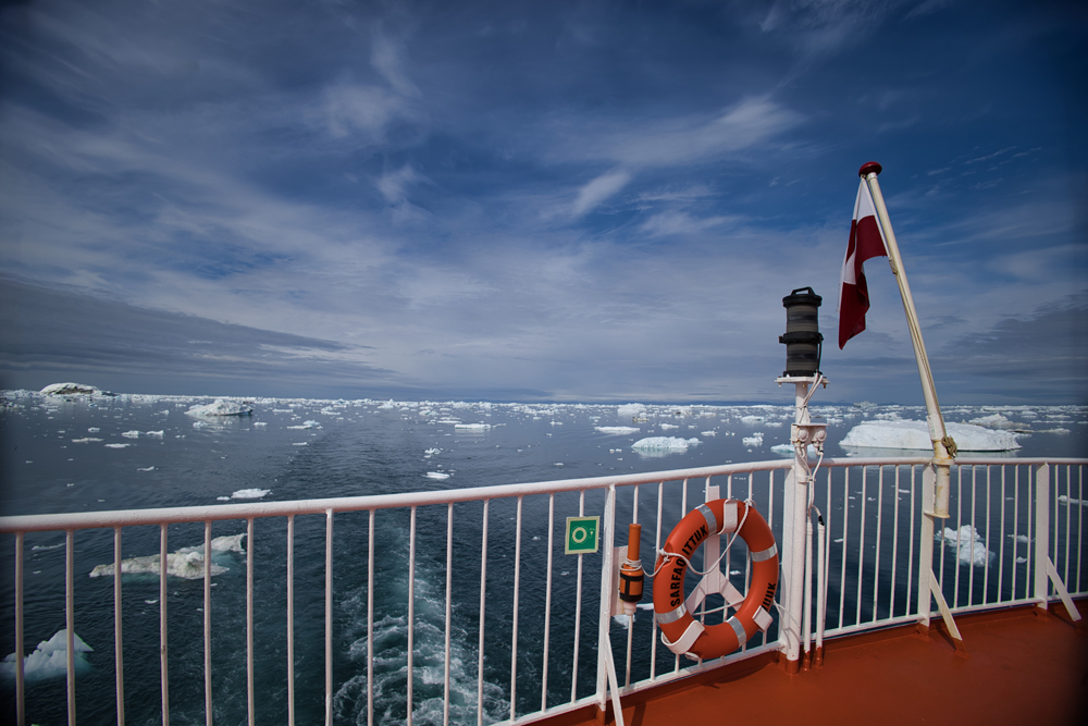 Blick vom Deck der Sarfaq Ittuk auf die grönländische Küste.