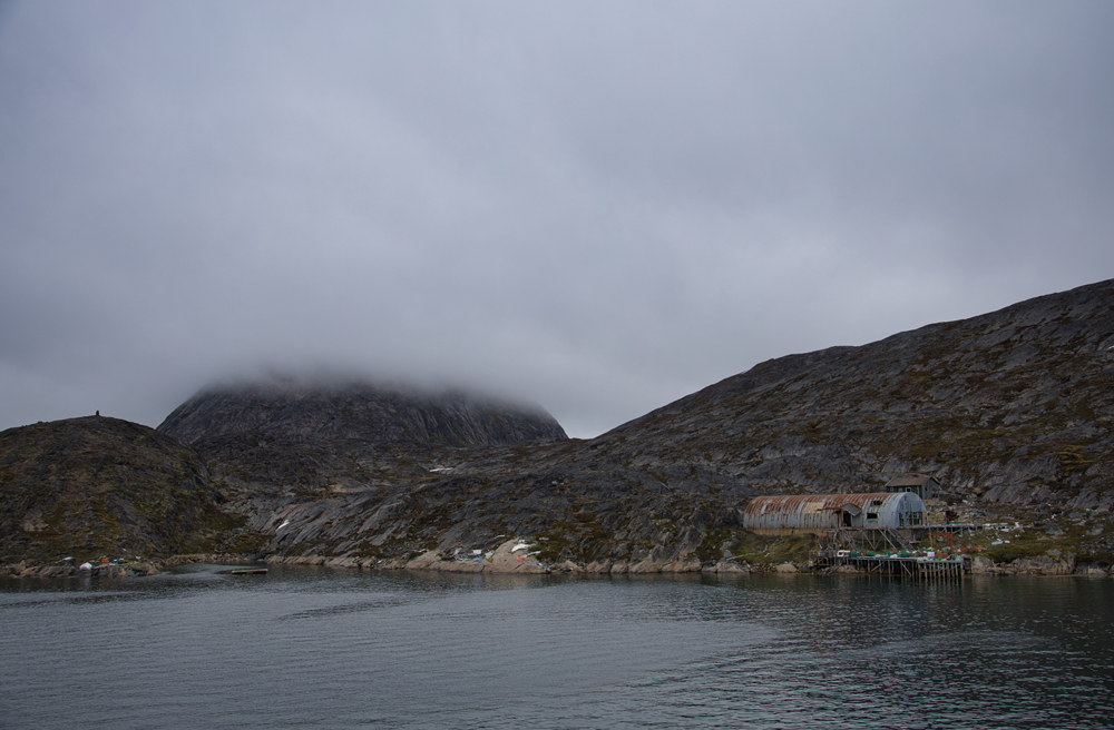 Häuser von Kangaamiut an der Küste.