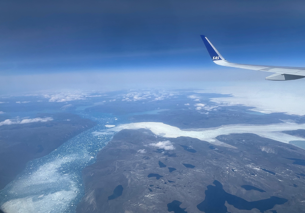 Der Anflug auf Grönland gehört zu den spektakulärsten Flugrouten Europas.