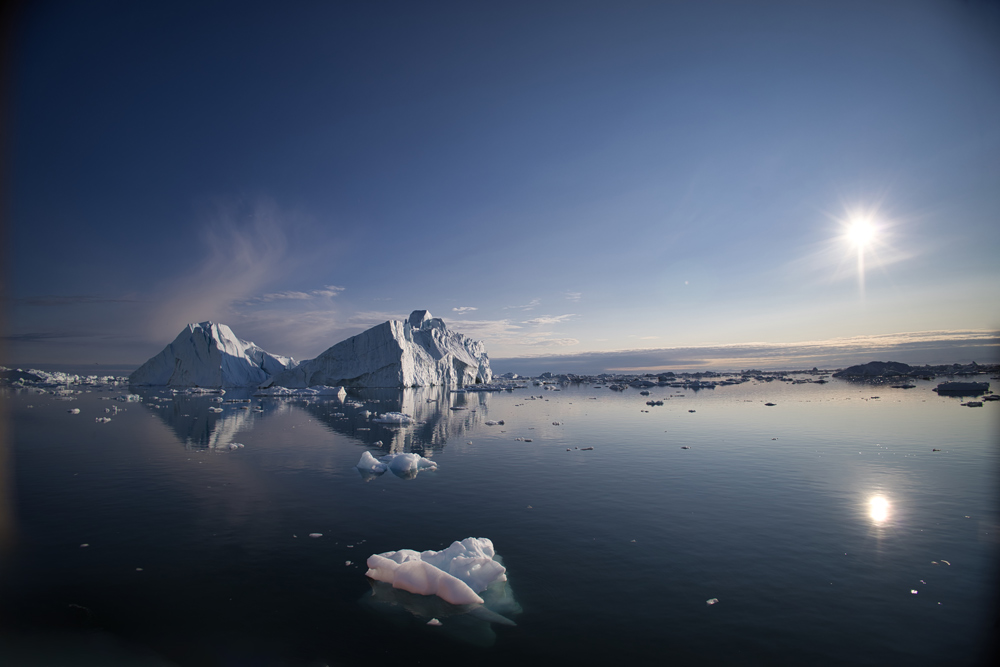 Eisberge im warmen Licht der Mitternachtssonne.