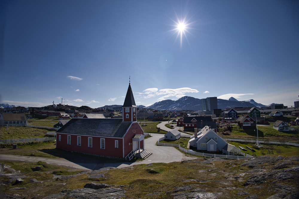 Erste Eindrücke aus Nuuk mit Blick auf die bunten Häuser und die umliegenden Berge.