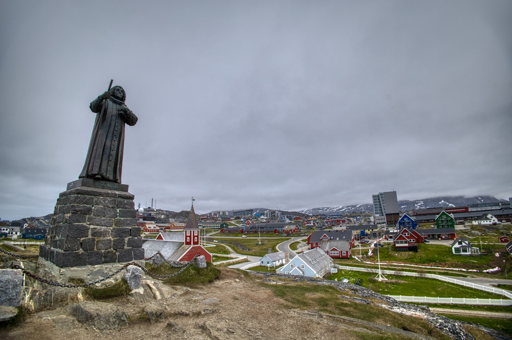 Nuuk verbindet moderne Architektur mit einer beeindruckenden arktischen Kulisse.