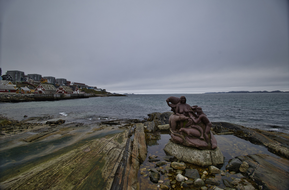 Mutiger Polar Plunge im eiskalten Wasser vor Nuuk.