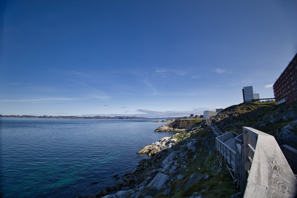 Aussicht vom Nuuk Boardwalk auf Buchten und Fjorde.