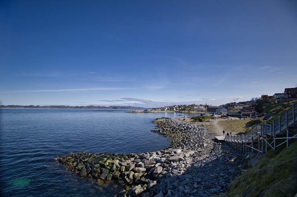 Der Nuuk Boardwalk entlang der Küste.