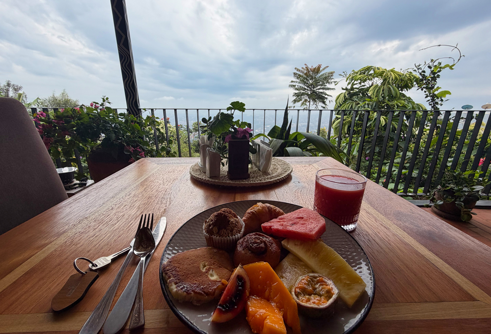 Besser kann ein Tag kaum beginnen: Frühstück mit Blick über Kigali.