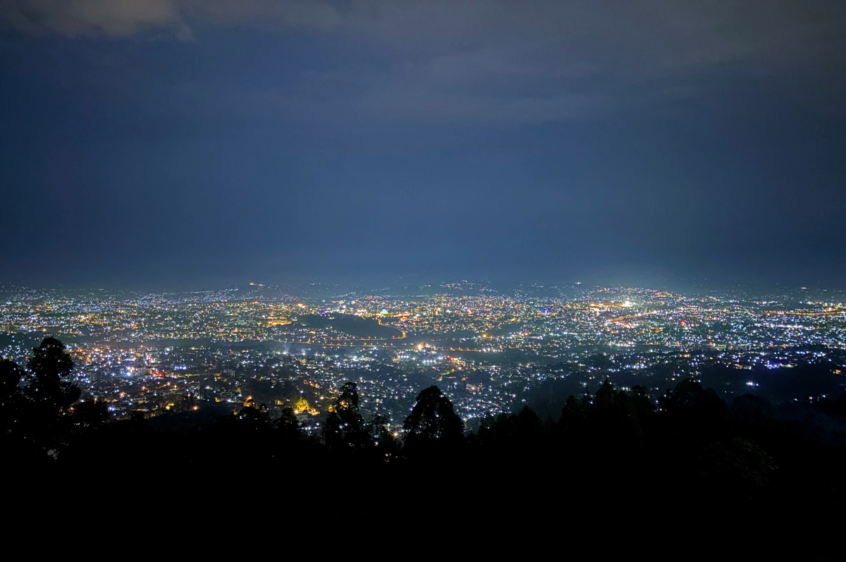 Die glitzernden Lichter Kigalis bei Nacht.