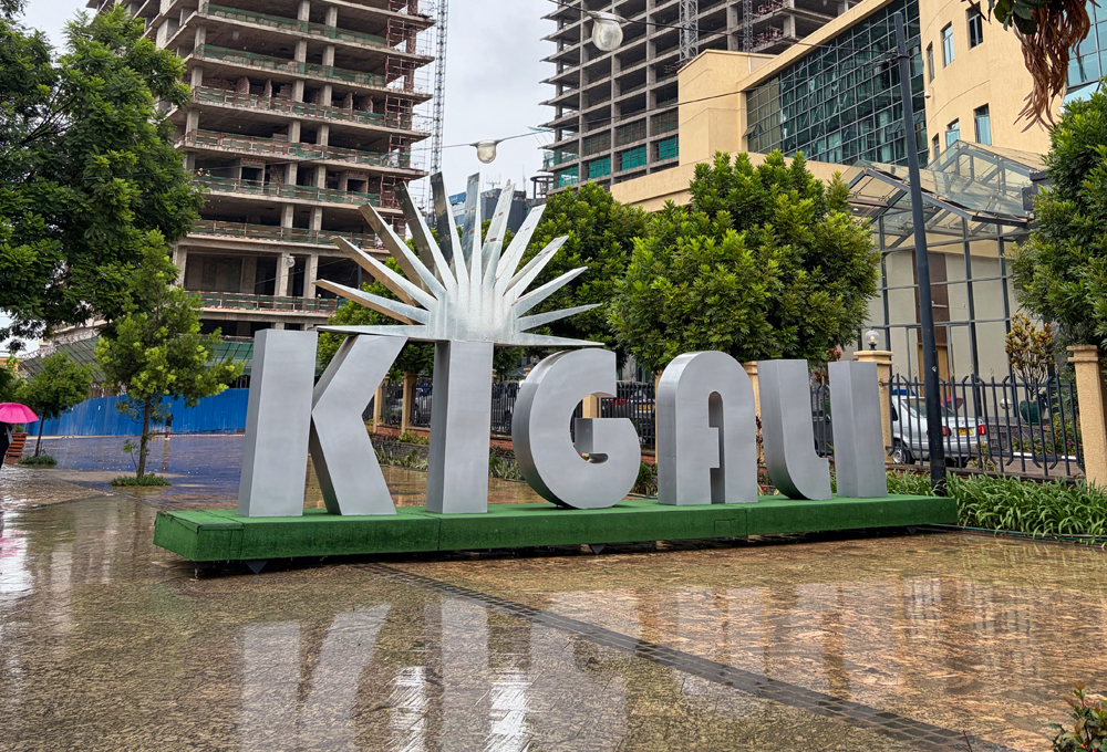 Ein kurzer Fotostopp am Kigali Sign darf natürlich nicht fehlen.